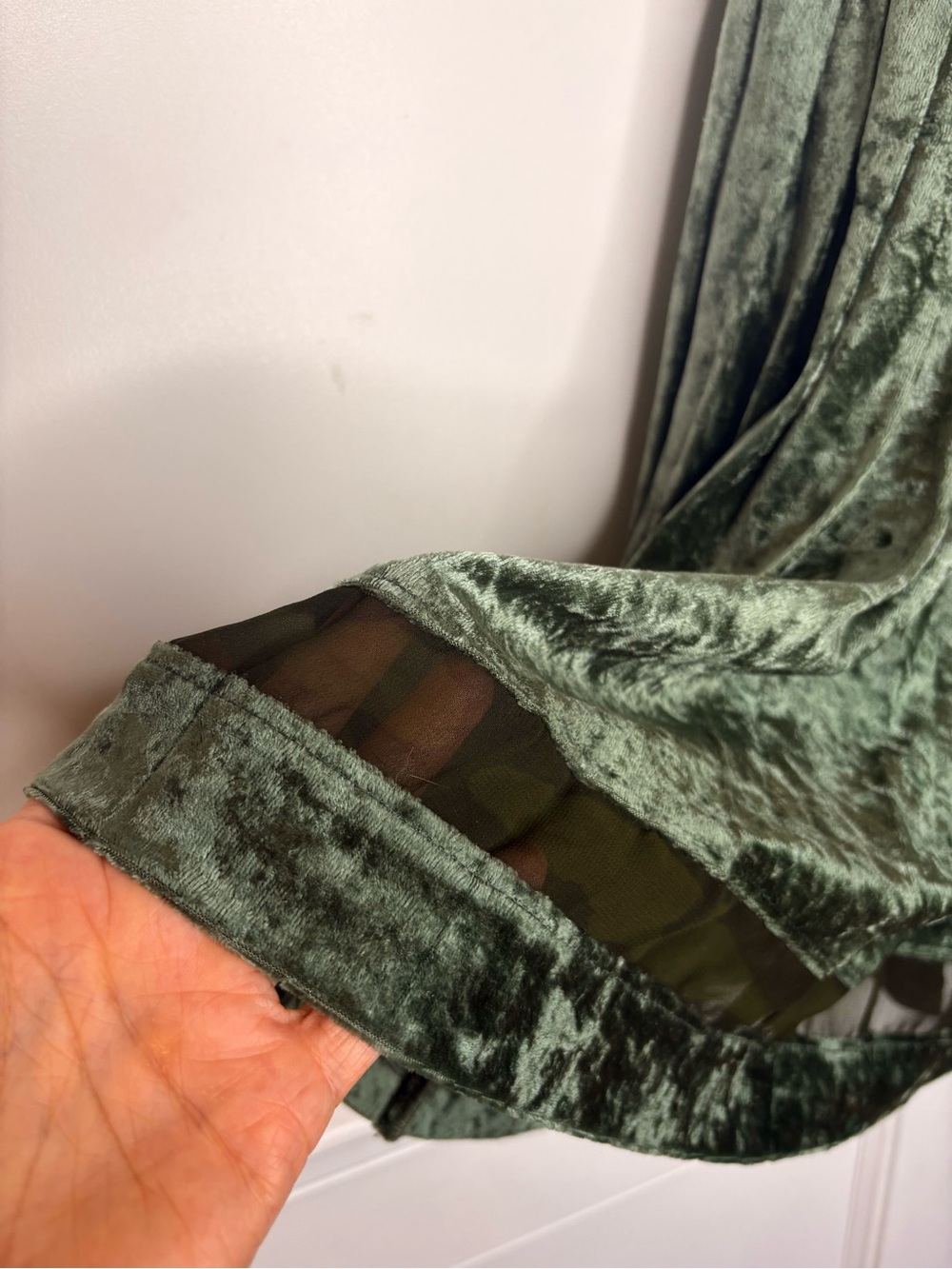 Sleeveless 1920’s inspired Olive Green Velvet Pleated Dress with Contrast Trim - Picture 4 of 16